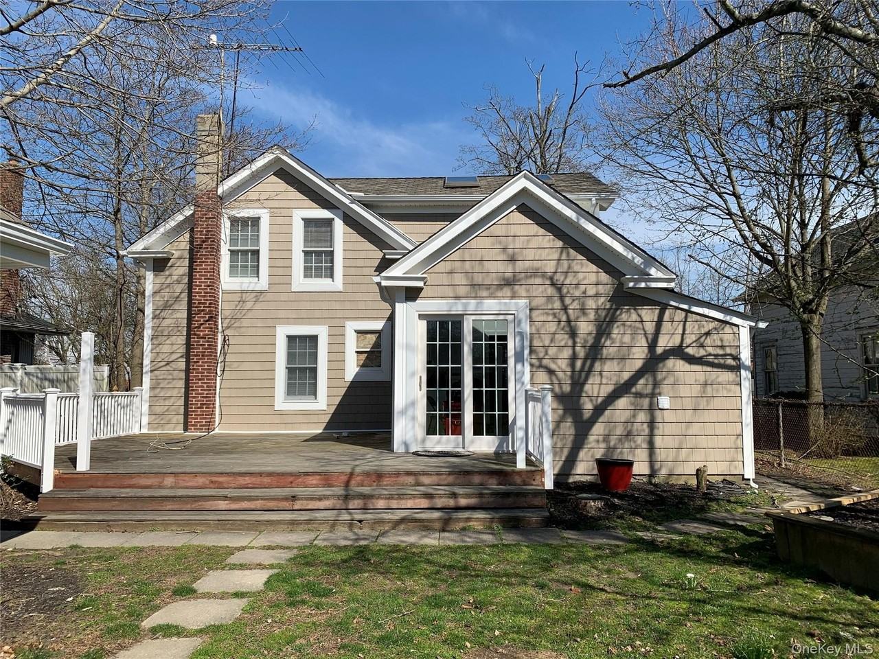 74 Tyler Ave - Photo 4 of 18