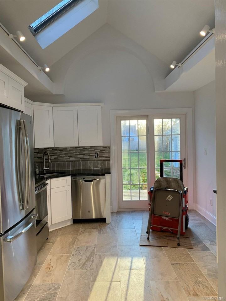74 Tyler Ave - Photo 5 of 18