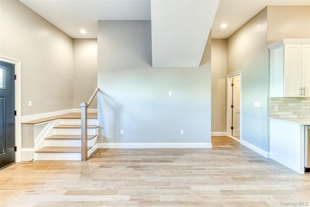 78 Roslyn Rd - Photo 2 of 8