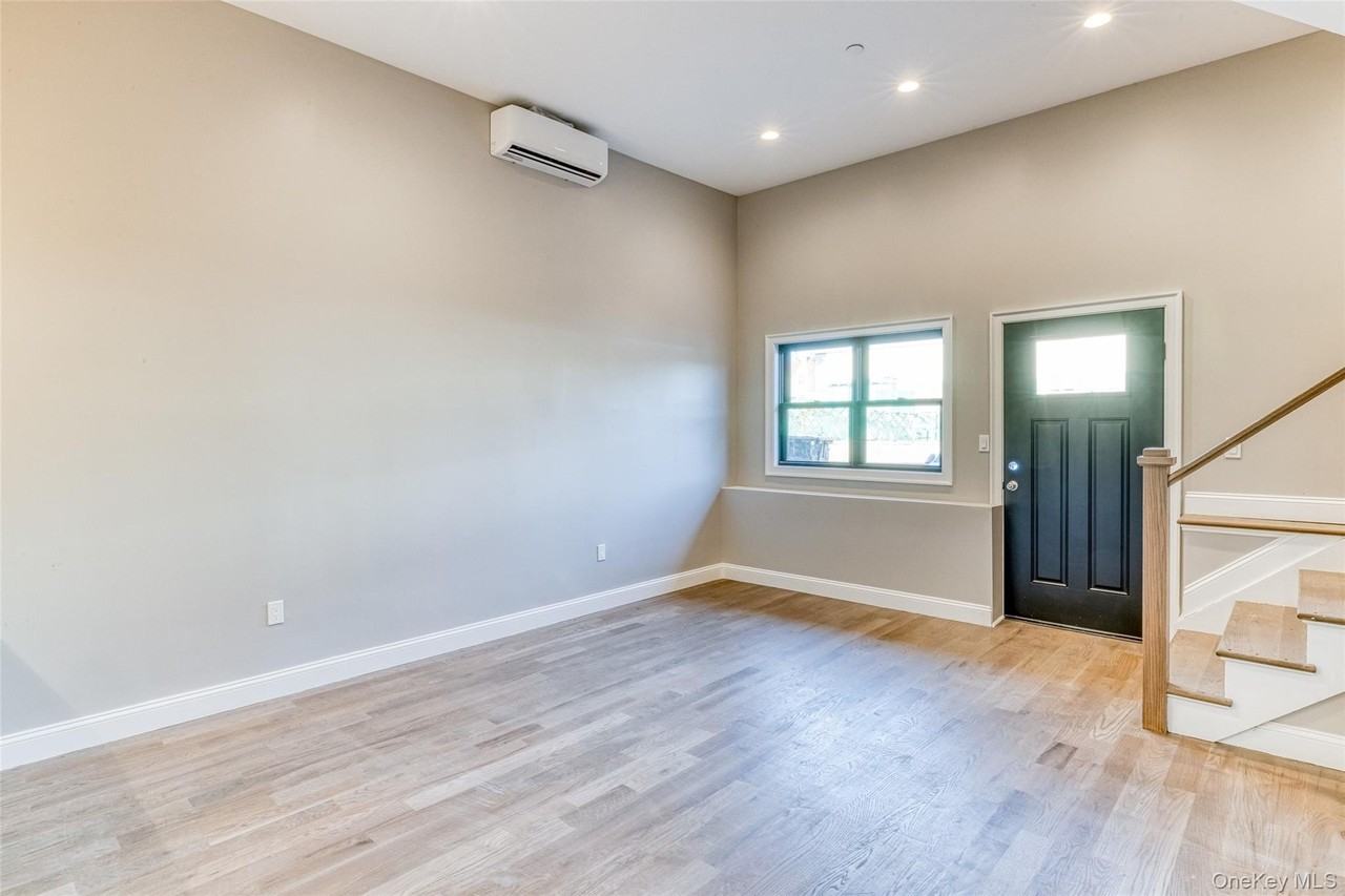 78 Roslyn Rd - Photo 3 of 8