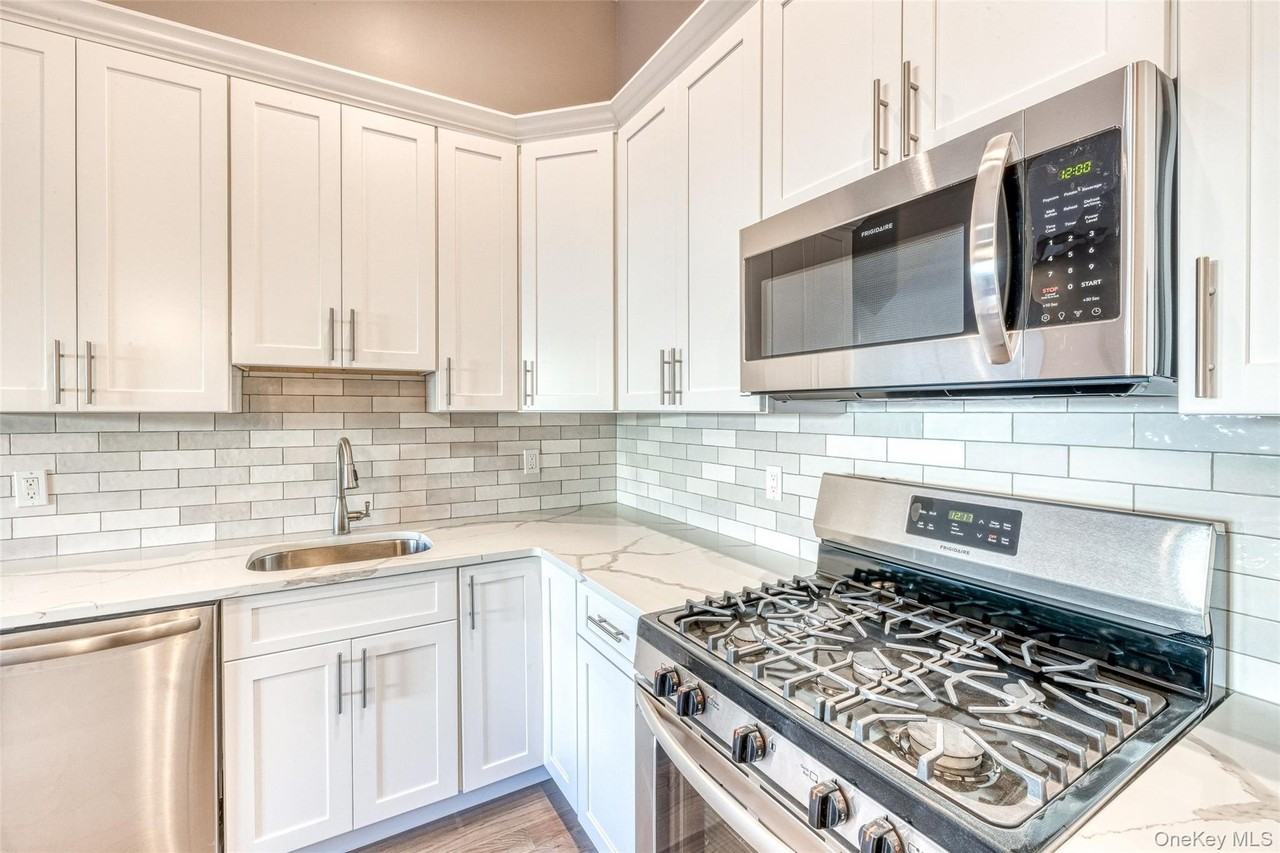 78 Roslyn Rd - Photo 4 of 8