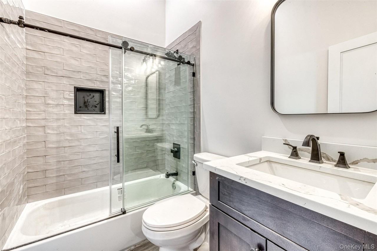78 Roslyn Rd - Photo 5 of 8