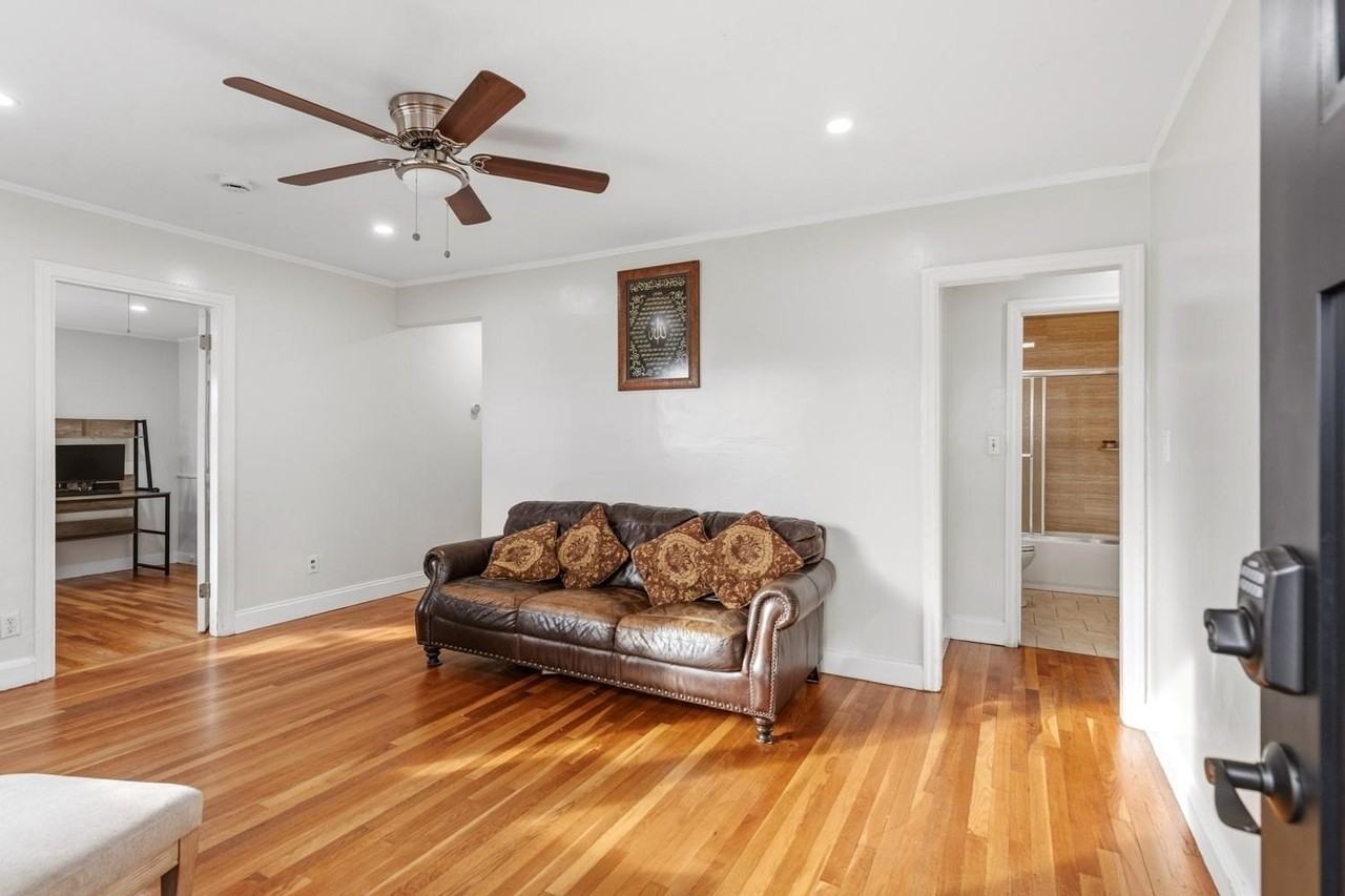 423 Bedford St - Photo 4 of 32