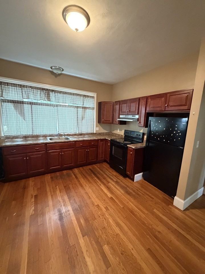 32 Warren St #1 - Photo 3 of 20