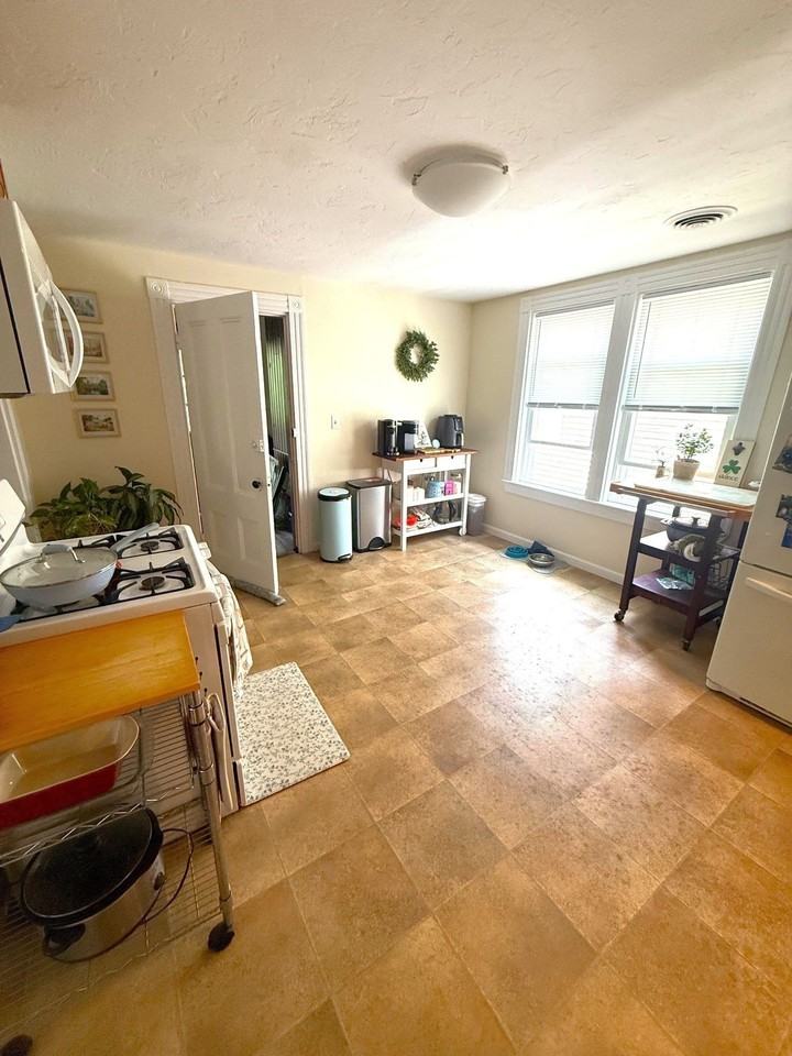 632 E 7th St #2 - Photo 2 of 9