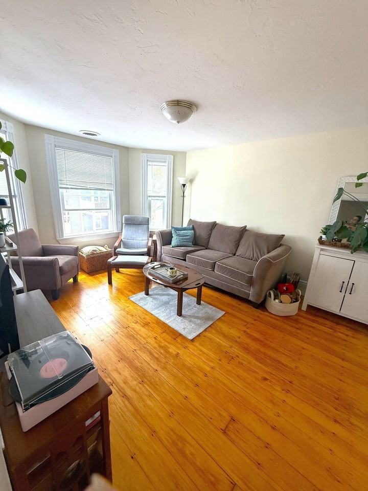 632 E 7th St #2 - Photo 3 of 9