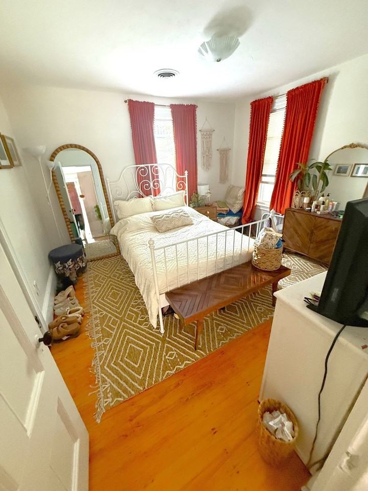 632 E 7th St #2 - Photo 5 of 9