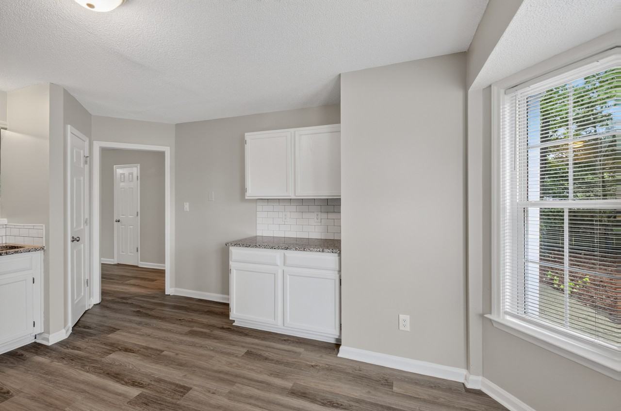 615 Moore St - Photo 7 of 24