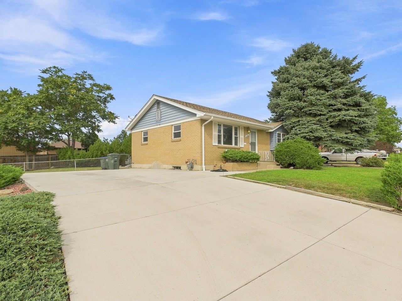 11305 Downing Dr - Photo 3 of 36