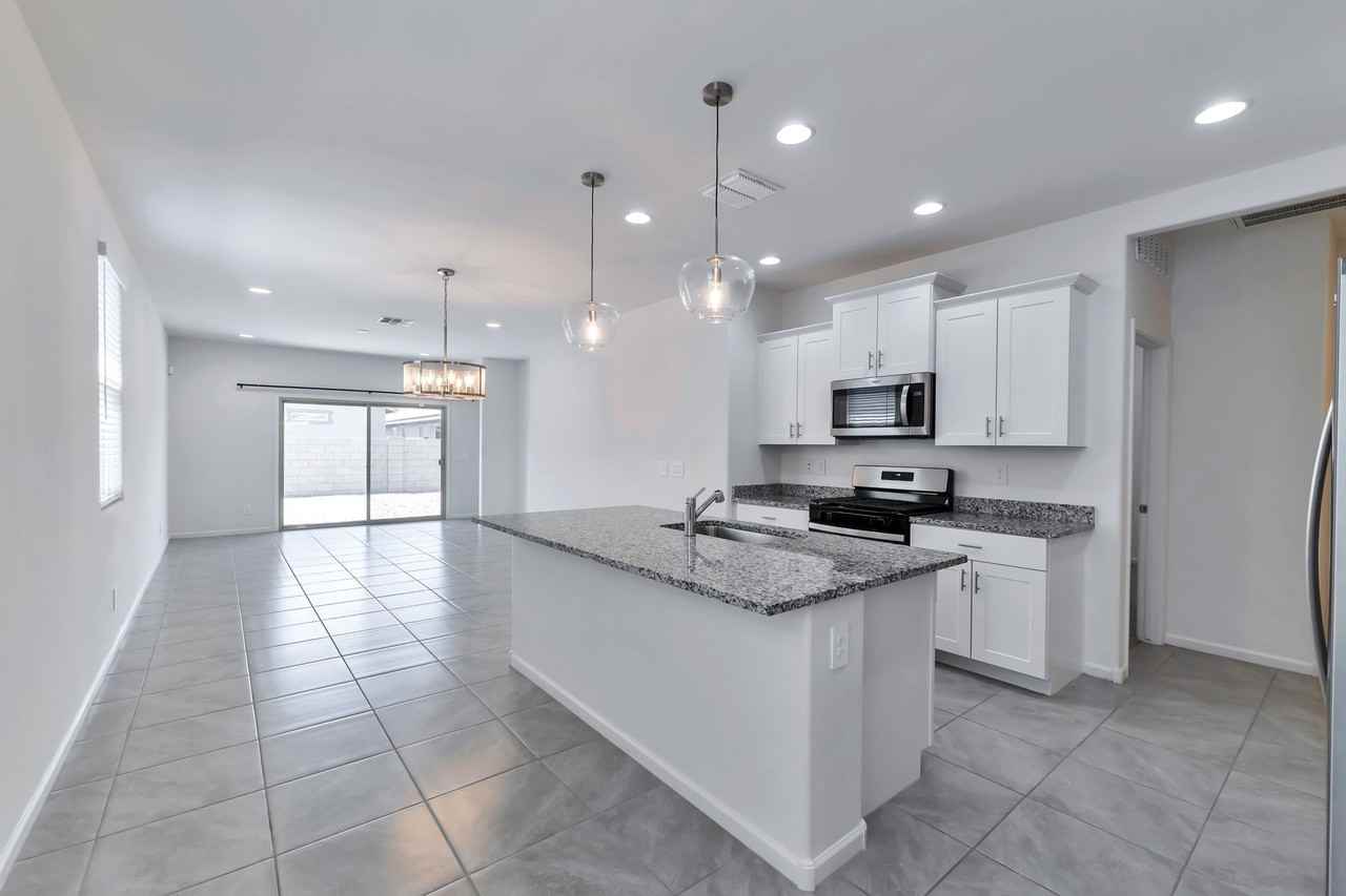 10429 W Granderson St - Photo 5 of 25
