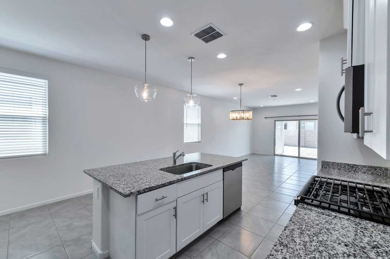 10429 W Granderson St - Photo 6 of 25