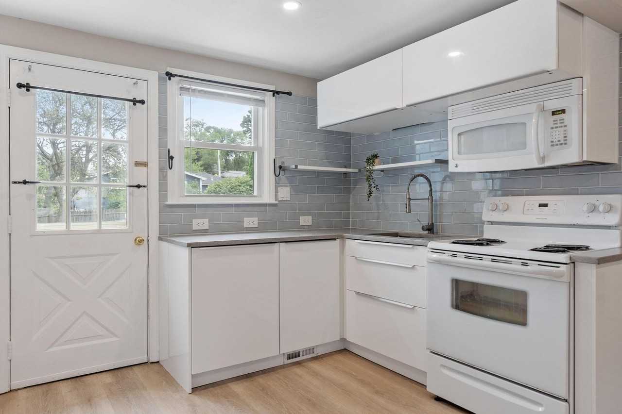 278 South Rd #278 - Photo 4 of 22