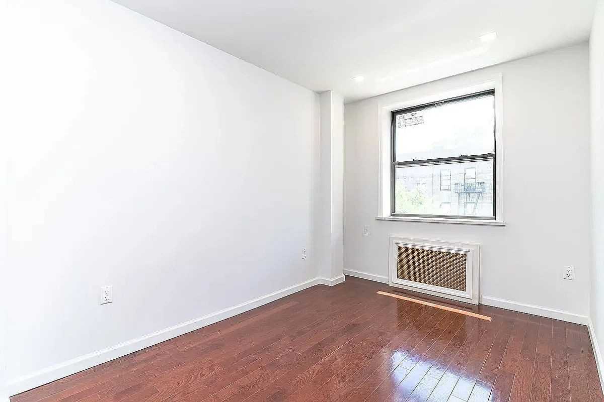 323 49th St - Photo 3 of 5