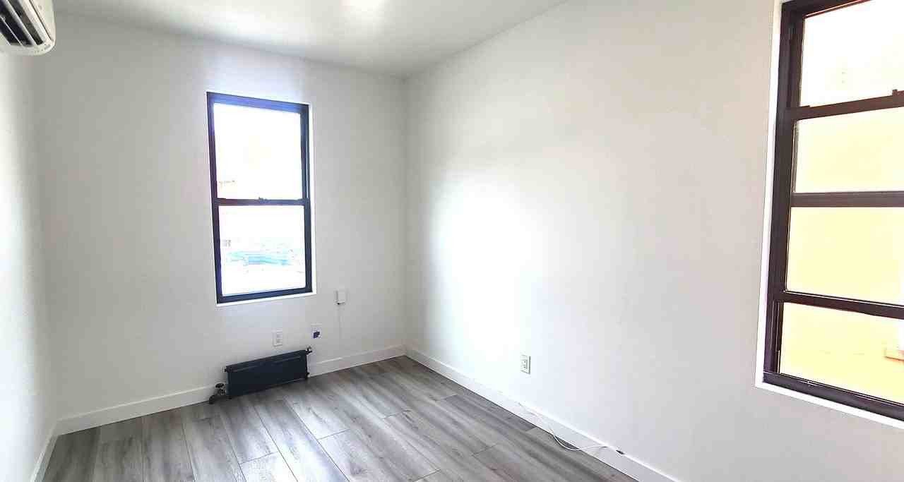 3056 12th St - Photo 4 of 5