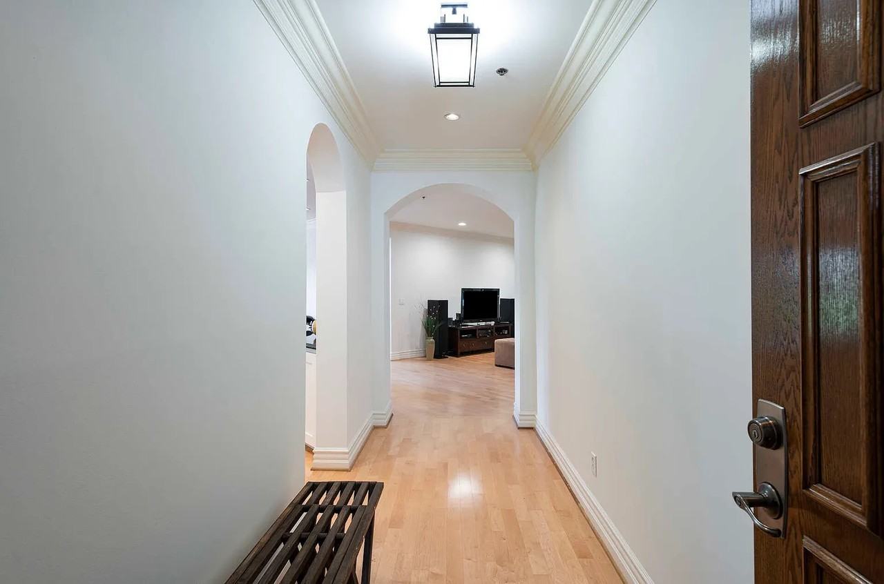 850 N Croft Ave #304 - Photo 7 of 32