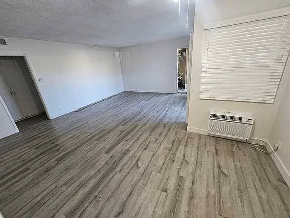 10328 Downey Ave - Photo 3 of 4