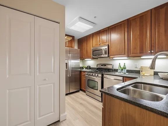 320 Rindge Ave - Photo 7 of 15