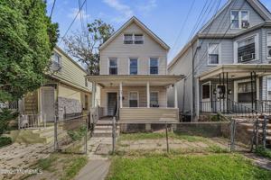 featured image of 133 Smith St #2