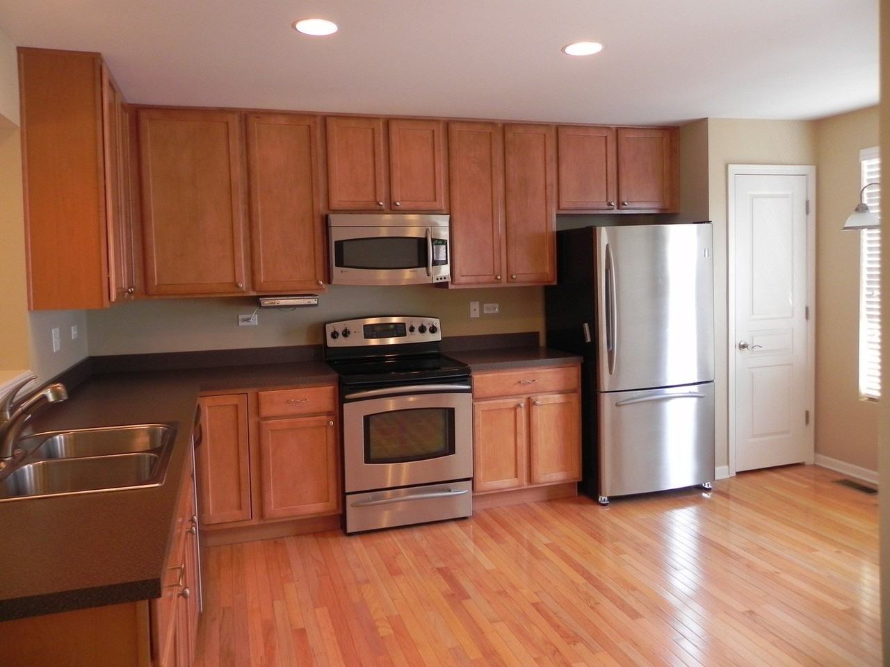 1137 Reserve Dr - Photo 2 of 8