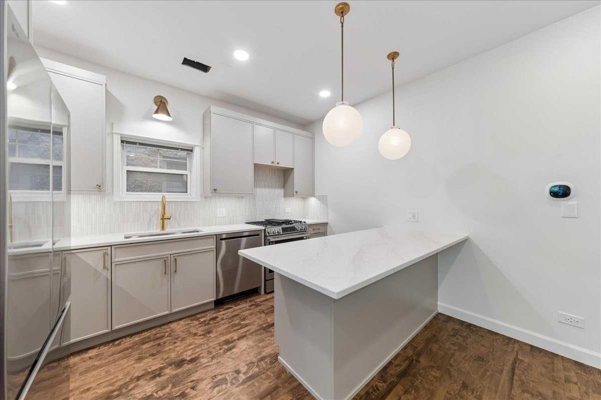 1046 W Fulton Market #3 - Photo 3 of 14