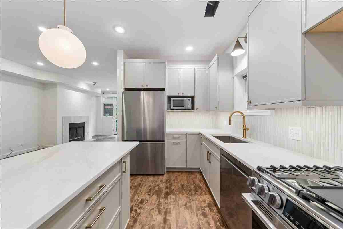 1046 W Fulton Market #3 - Photo 4 of 14
