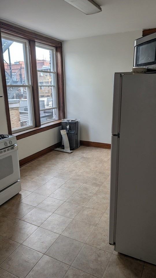 2435 W Thomas St #3F - Photo 3 of 6