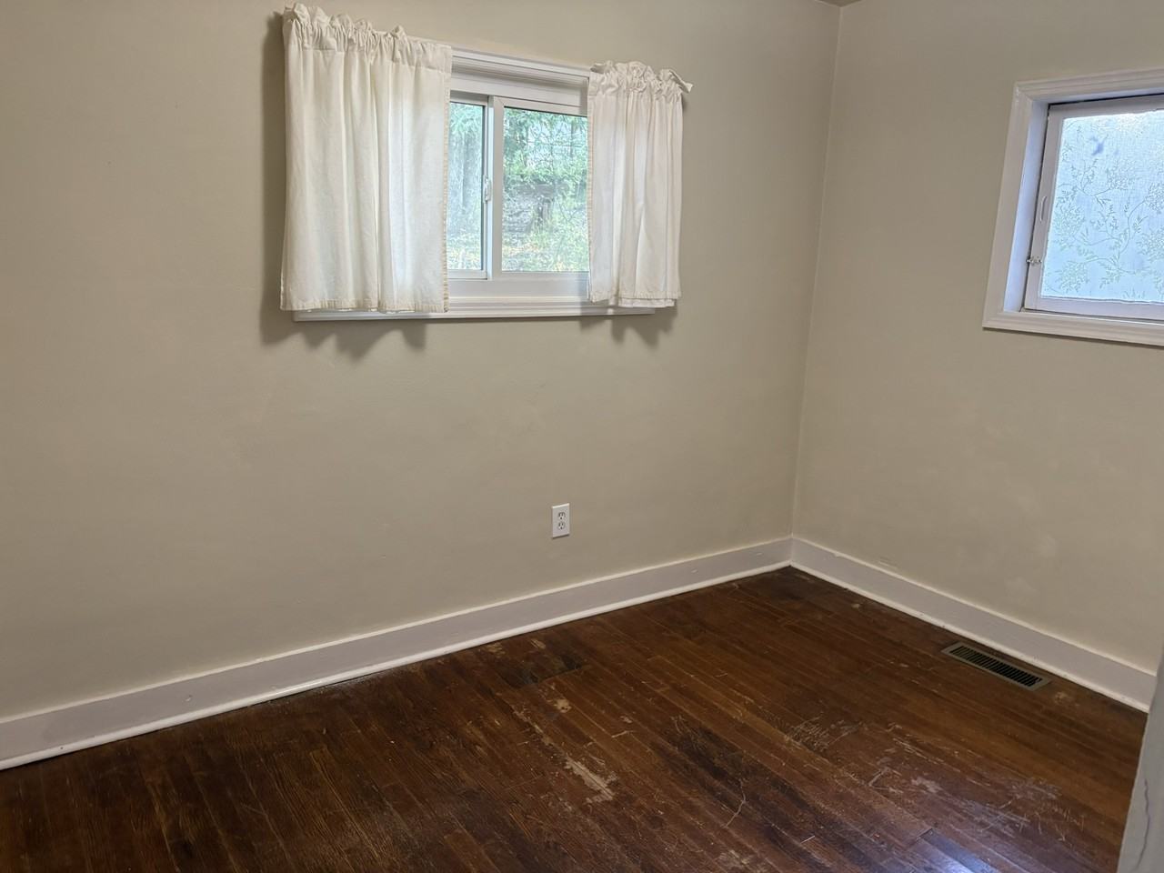 3350 Kenmore Ave - Photo 6 of 10