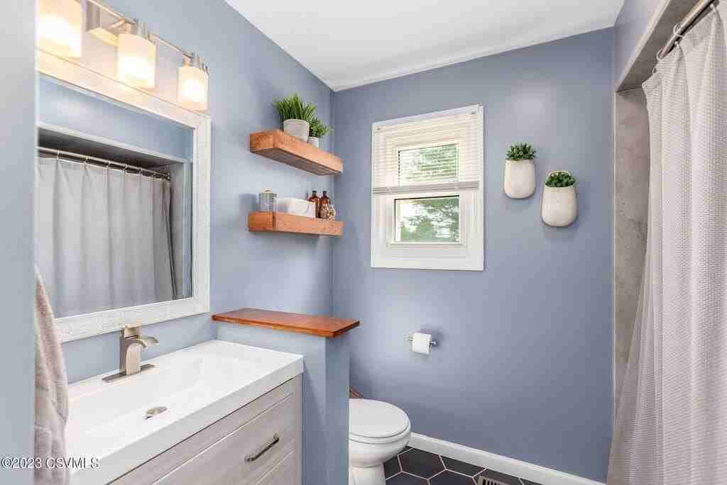 300 Clybourne Ave - Photo 2 of 9
