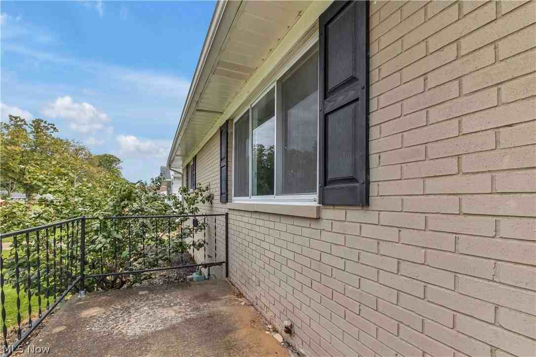 325 Thelma Dr - Photo 2 of 37