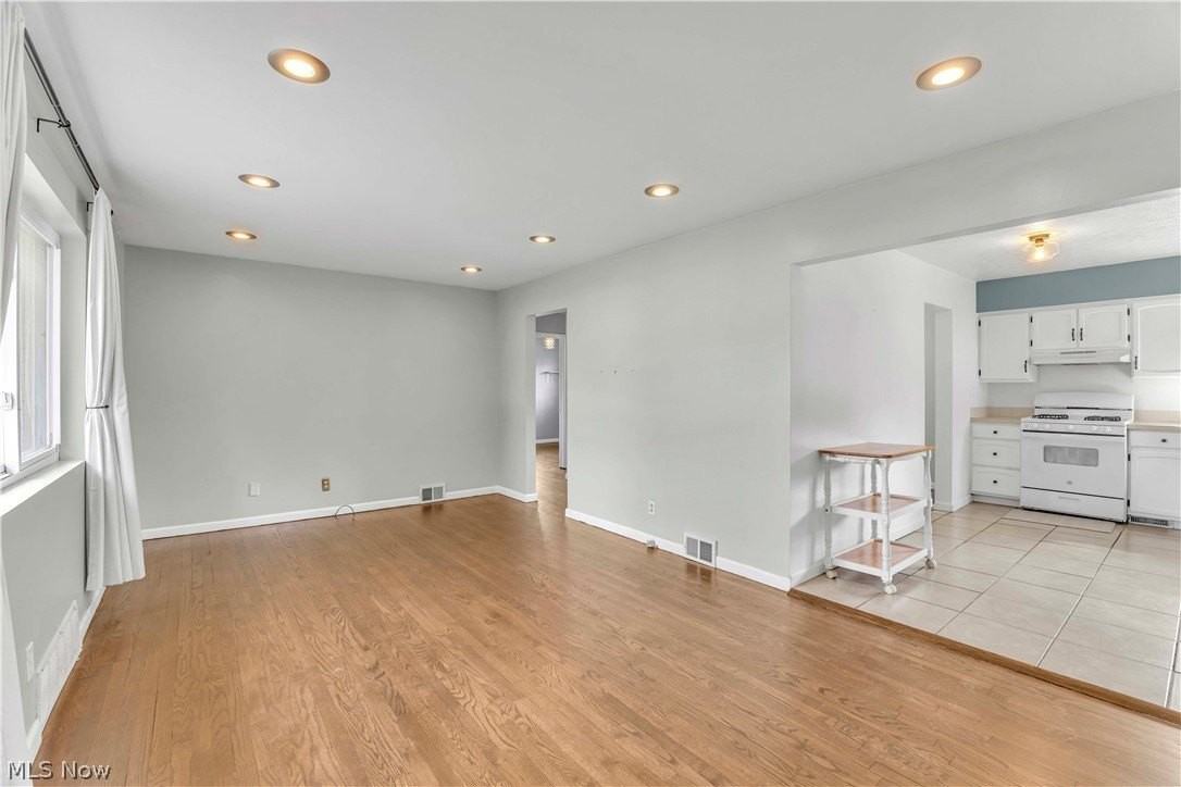 325 Thelma Dr - Photo 3 of 37