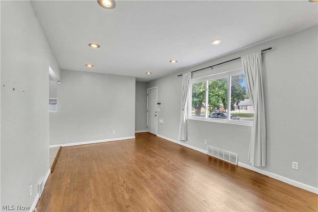 325 Thelma Dr - Photo 4 of 37