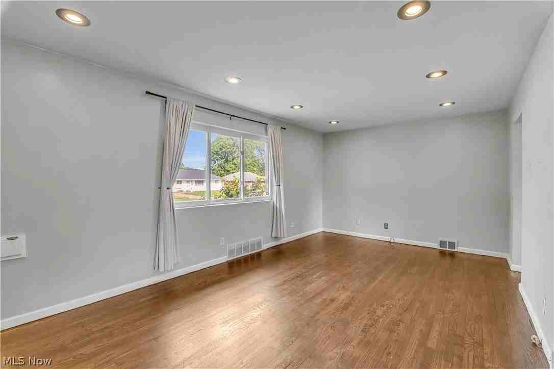 325 Thelma Dr - Photo 5 of 37