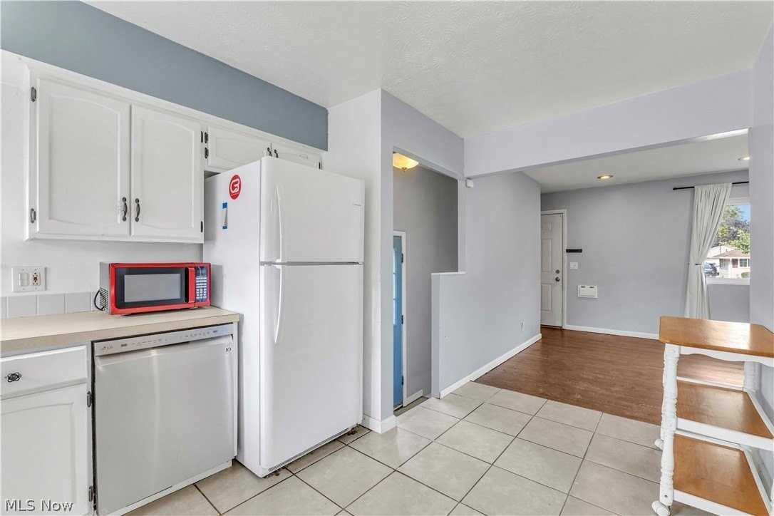 325 Thelma Dr - Photo 6 of 37