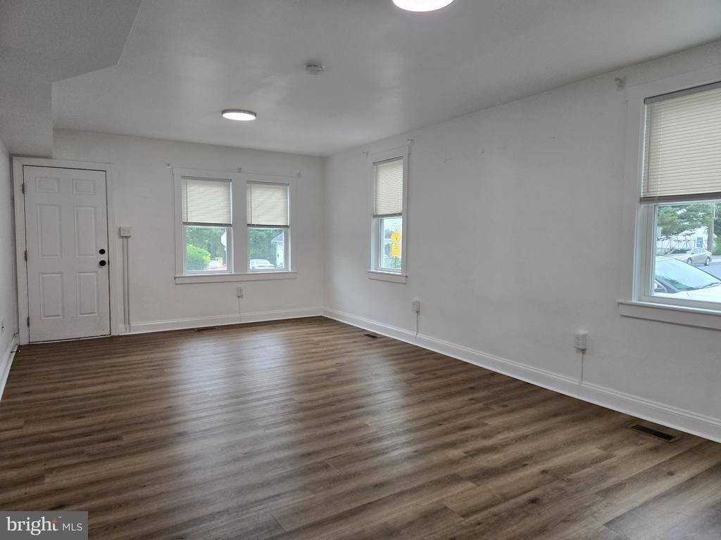 739 S Kent St - Photo 2 of 10