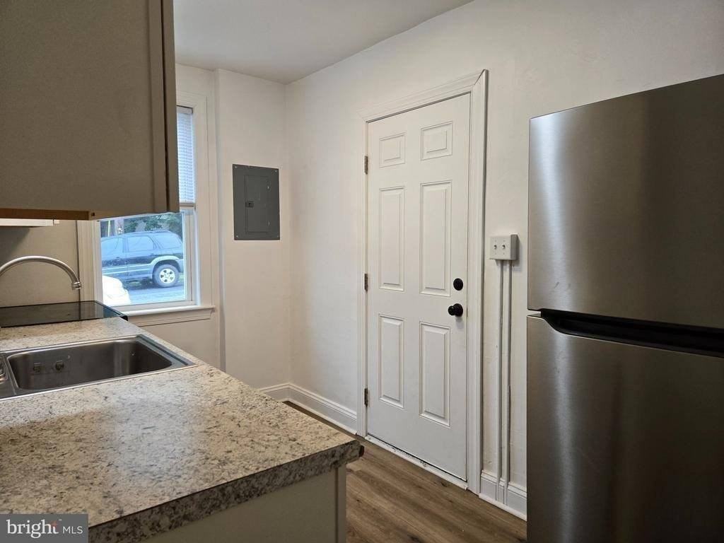 739 S Kent St - Photo 3 of 10