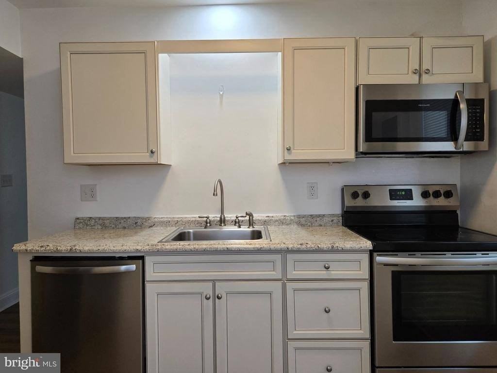 739 S Kent St - Photo 4 of 10