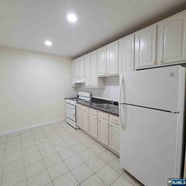 228 Orchard St #1 - Photo 3 of 15