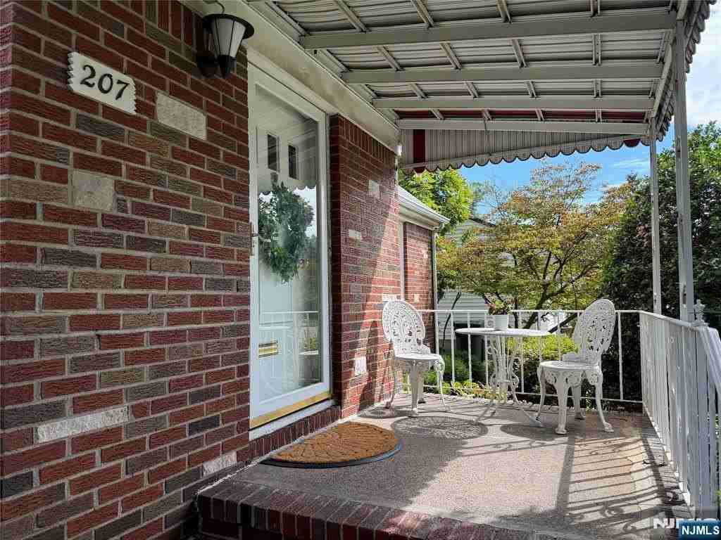 207 Graphic Blvd - Photo 2 of 13