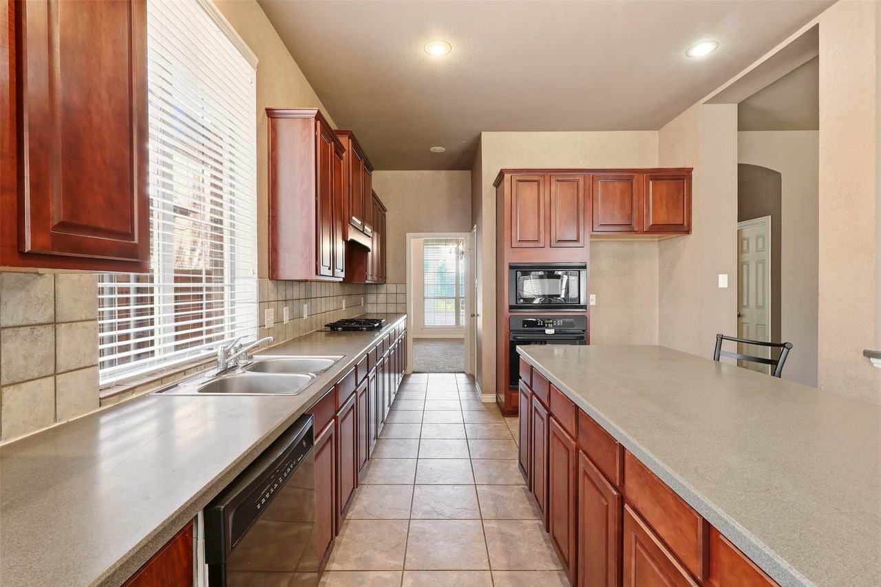 2633 Deer Hollow Dr - Photo 5 of 25