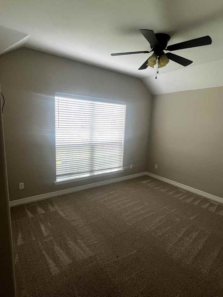 111 Frank St - Photo 6 of 8