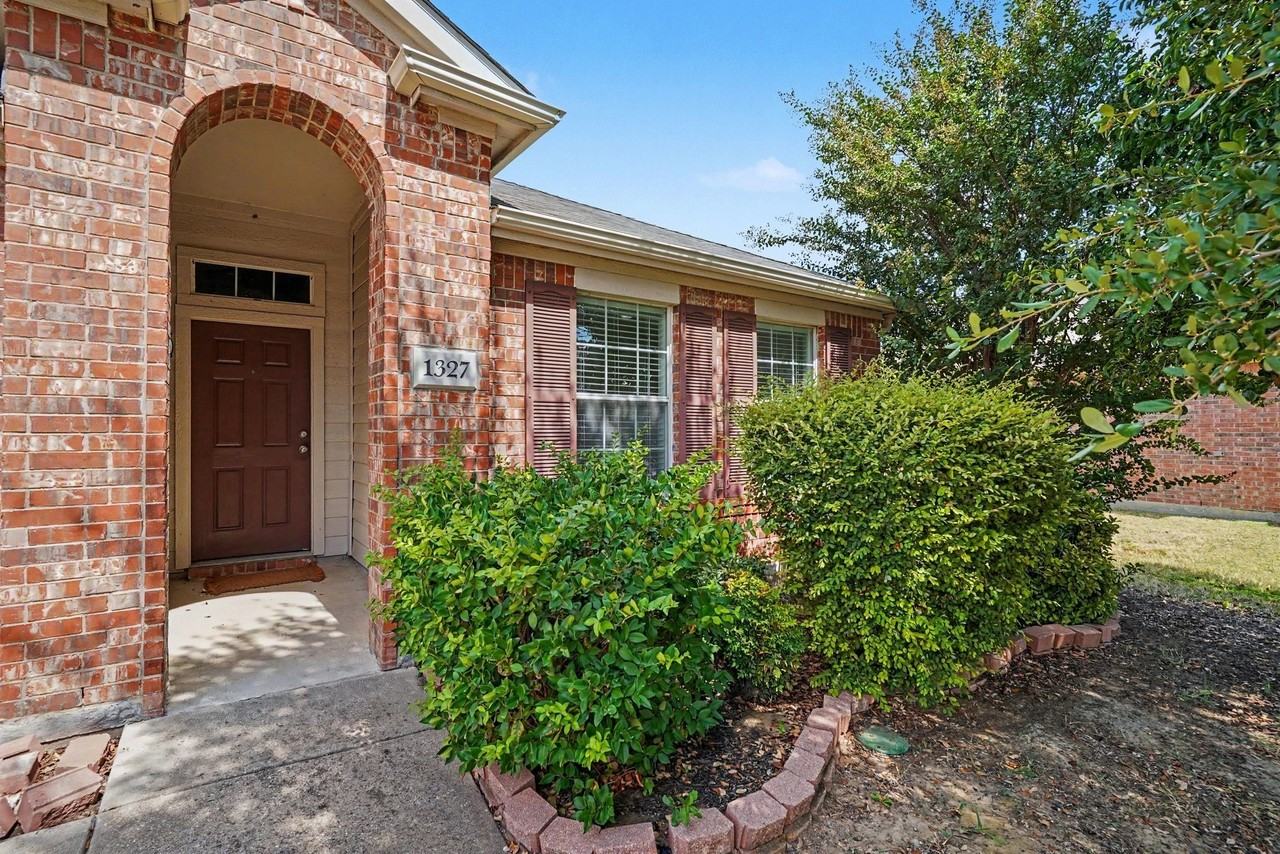 1327 Primrose Dr - Photo 3 of 26