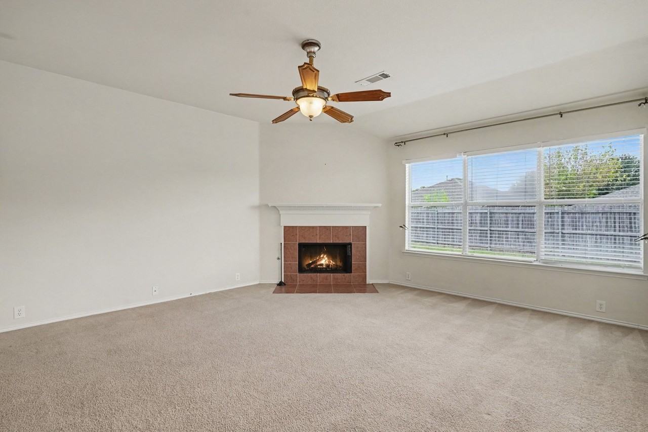 1327 Primrose Dr - Photo 4 of 26