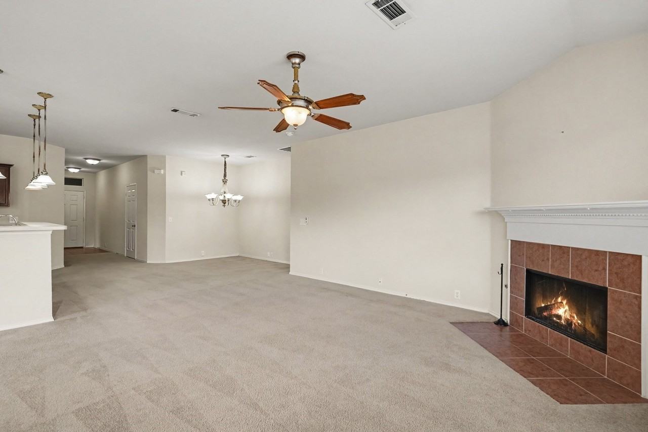 1327 Primrose Dr - Photo 5 of 26