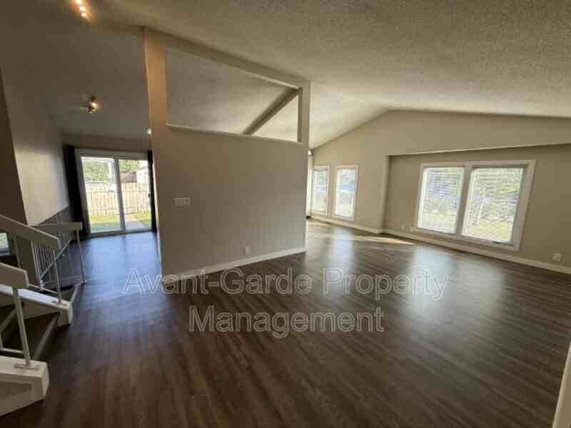 4004 20Av Nw - Photo 3 of 34