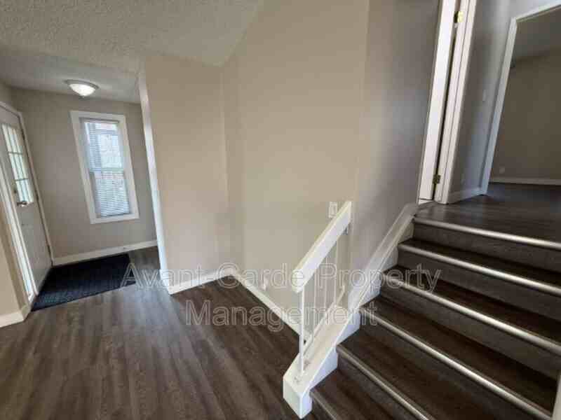 4004 20Av Nw - Photo 4 of 34