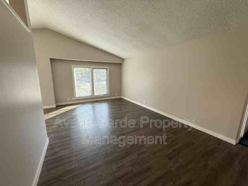 4004 20Av Nw - Photo 5 of 34