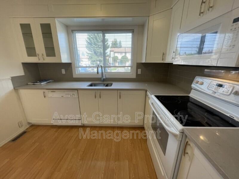 18144 93 Ave Nw - Photo 6 of 22
