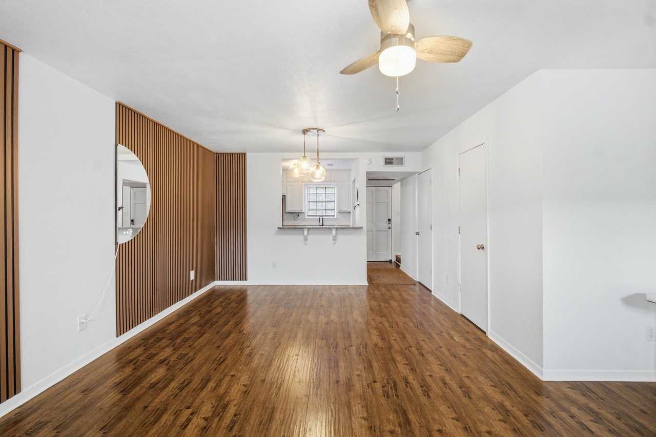2727 Reagan St #D - Photo 4 of 33