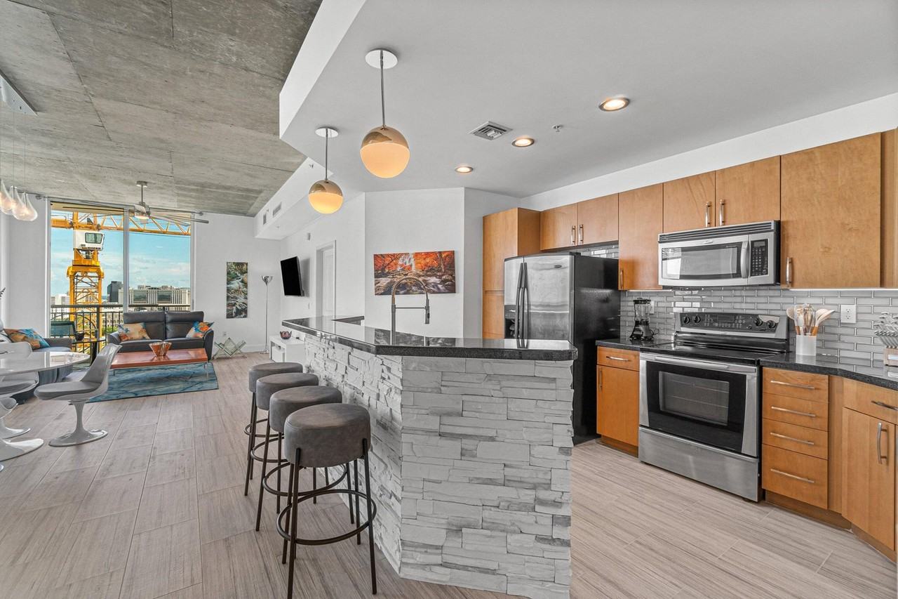 300 South Australian Avenue - Photo 2 of 8