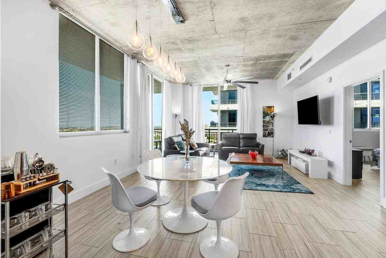 300 South Australian Avenue - Photo 3 of 8